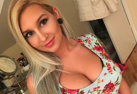 blonde small tits onlyfans pornos photos