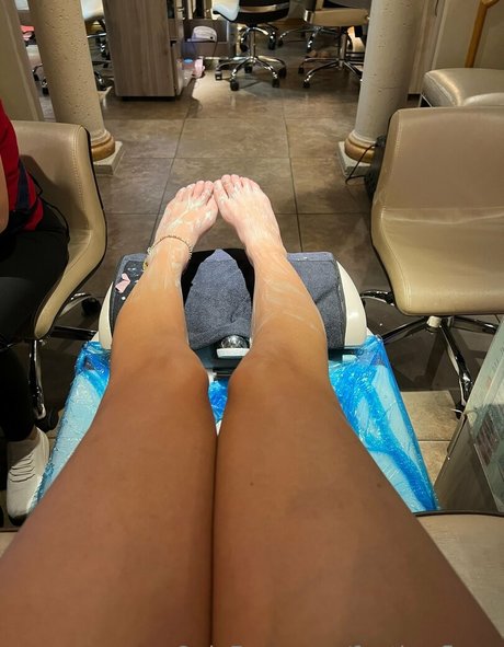 featherflows model art gallery