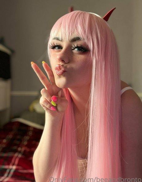 beeandbronto model erotic image