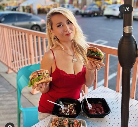 Raina Huang erotic model image