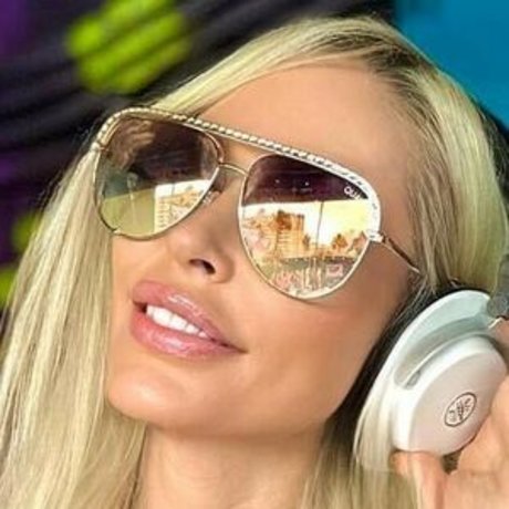 Samantha XO Swinger DJ hot model photo