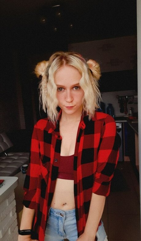 Fox Tsai Shen star nudes pictures