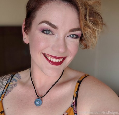 irisreigns naked model photo