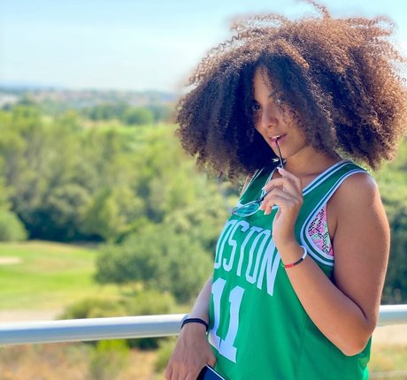 Ines Curly hd star pic