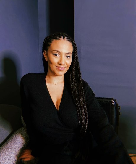 Ines Curly nice model image