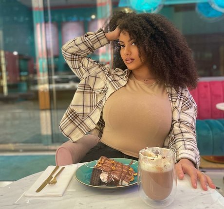 Ines Curly xxx actress img