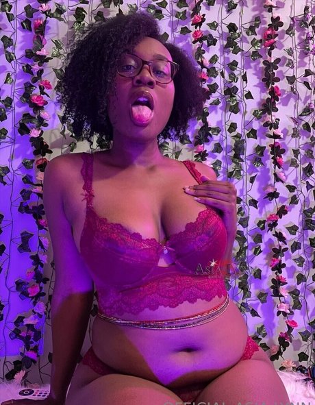 asialynnbby naked pornstar image
