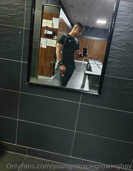youngmusclegrowingboy Quick photo