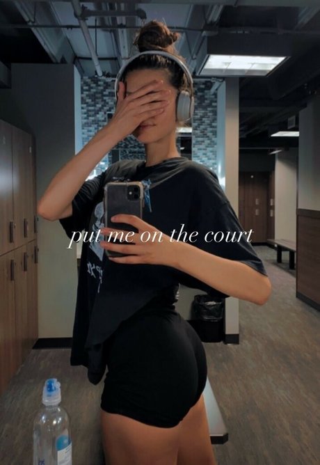 Braydee Cardinal model free photo