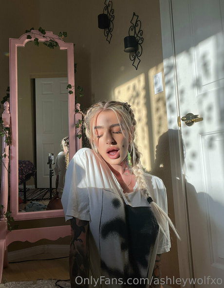 ashleywolfxo nude pornstar image