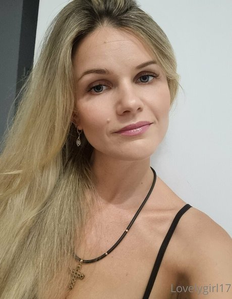 lovelygirl17 exclusive star img