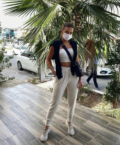 Sara Chafak art model photos