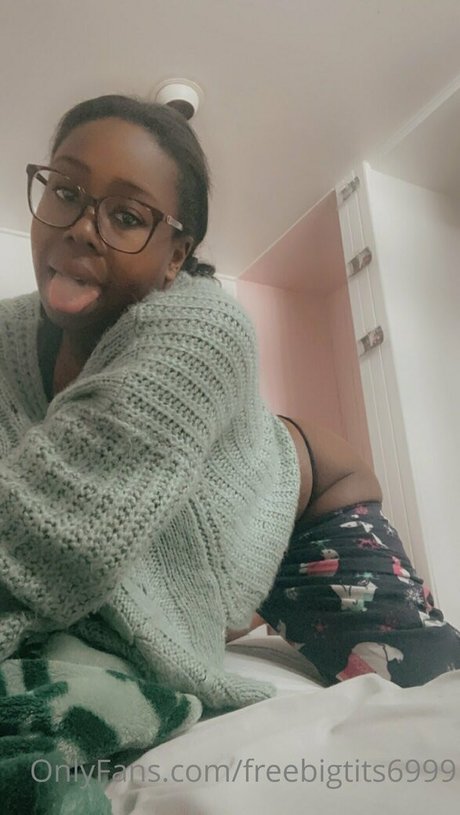 freebigtits6999 nude star pic