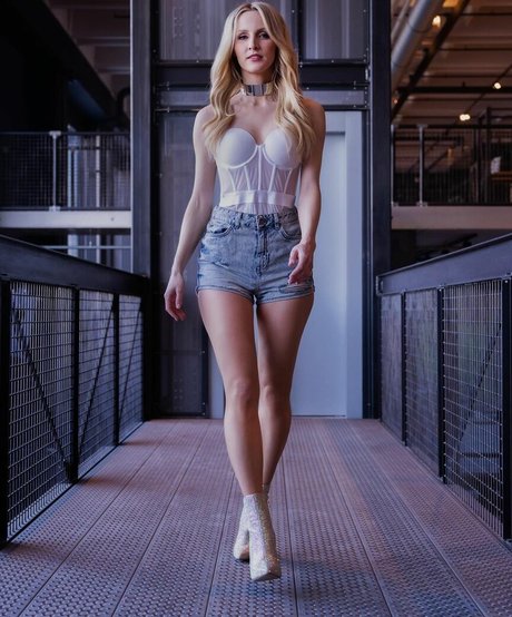 Melissa Naschenweng model erotic image