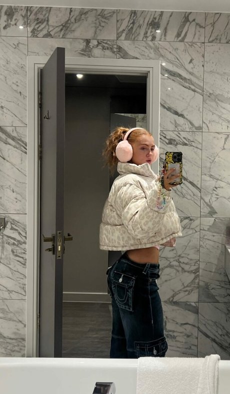 Maisie Smith naked pornstar galleries