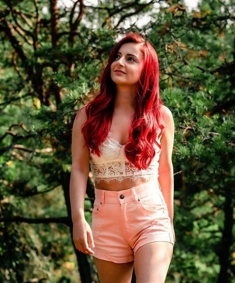 AnnieFuchsia star porn photos