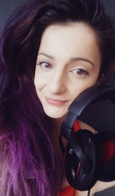 AnnieFuchsia nice actress photos