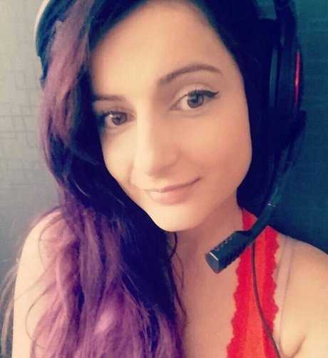 AnnieFuchsia free pornstar photos