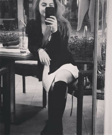 AnnieFuchsia erotic actress pictures