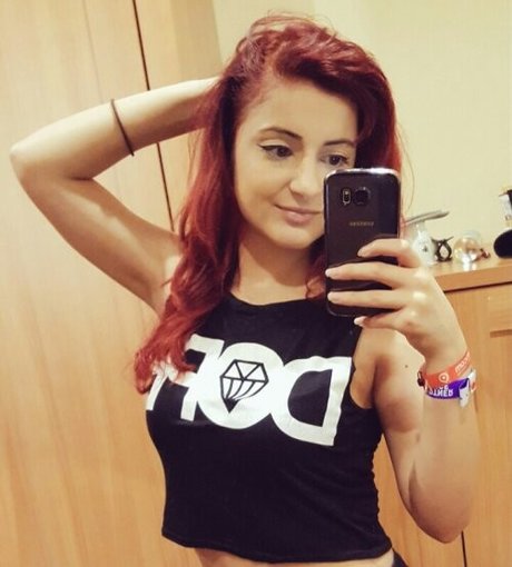 AnnieFuchsia star adult pic