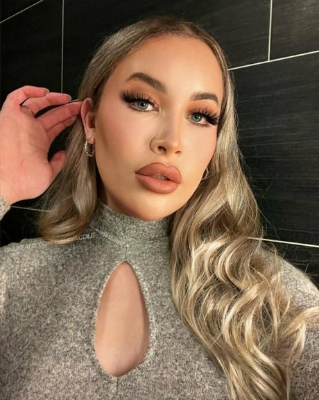 theavacole model beautiful photo