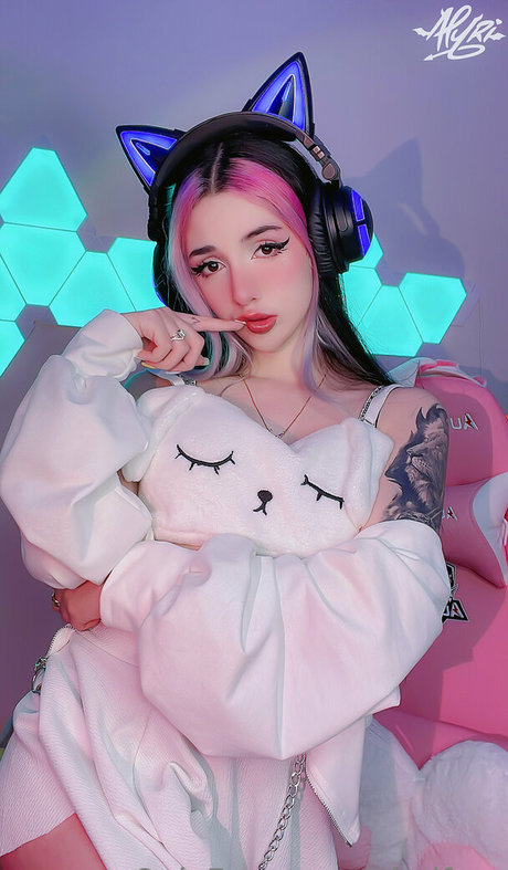 alyrifree naked model img