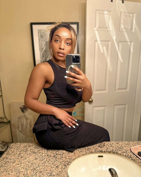 Lily Starfire model sex image