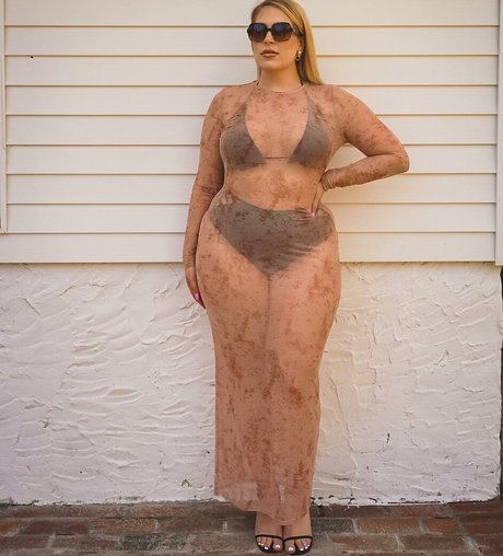 curvy muscle onlyfans pornographic picture