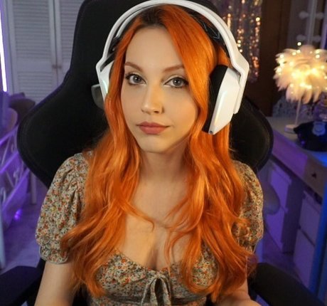 Mona Schon nudes model image