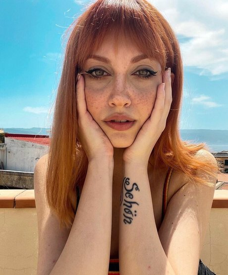 Mona Schon star free img