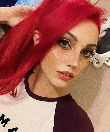 Mona Schon naked star img