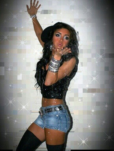 GiGi Dolan exclusive model picture