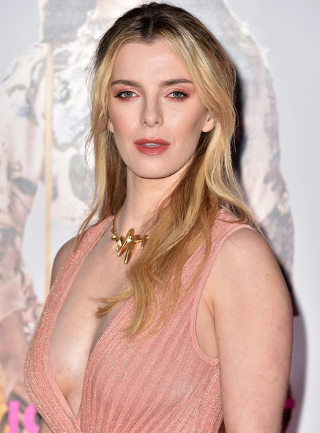 Betty Gilpin nice actress pictures