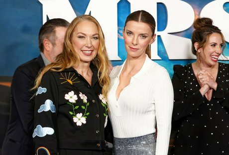 Betty Gilpin star free image