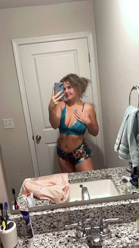 Corinnagoeswild pretty pornstar pics