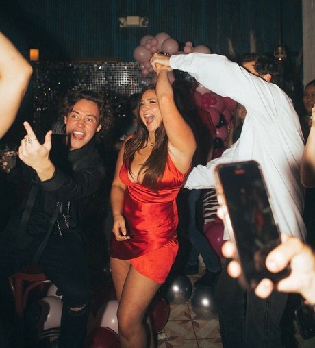 Emma Kenney Quick photo