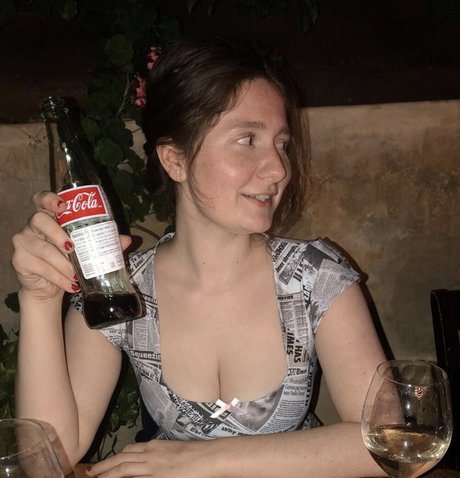 Emma Kenney naked actress picture