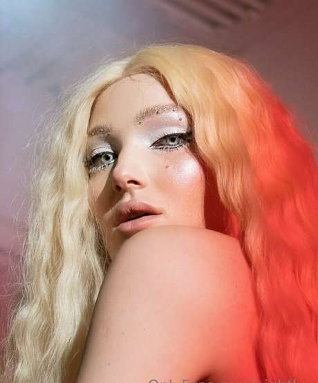 Nightlyy pornstar sexy pictures