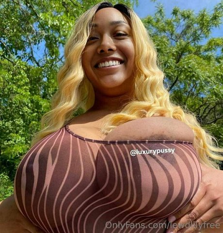 lewdlilyfree model nude photo