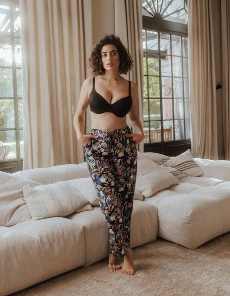 Anna Pittureri naked model img