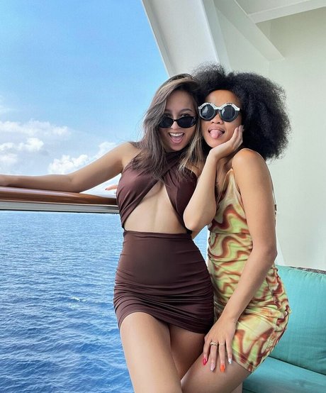 J Lou_ model exclusive pic