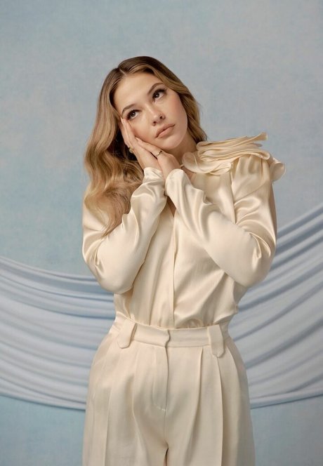 Madelyn Cline star nice pictures