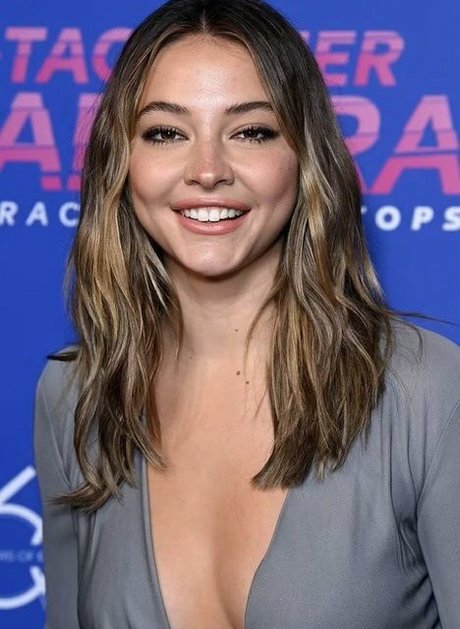 Madelyn Cline sex model pics