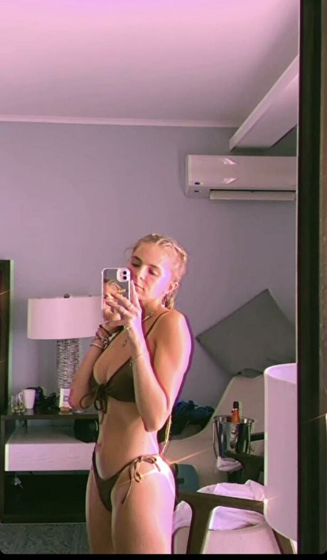 Lies Zhara pornographic model picture