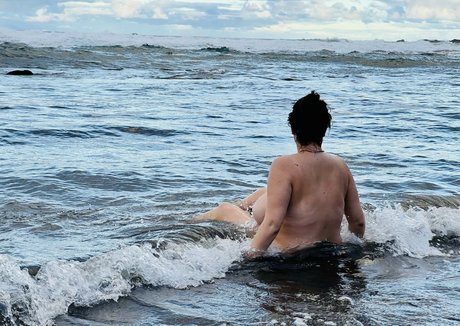 boobStruggle beautiful model img