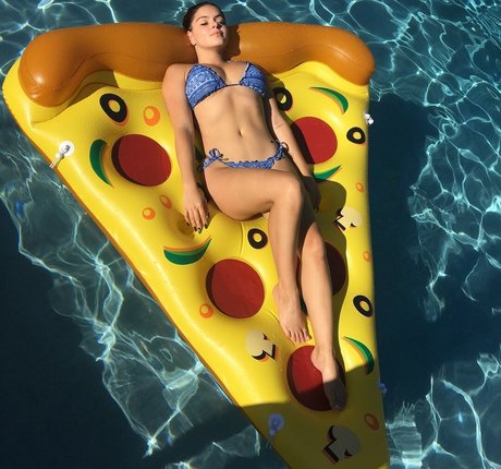 Ariel Winter erotic model picture