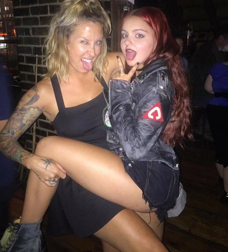 Ariel Winter free pornstar galleries