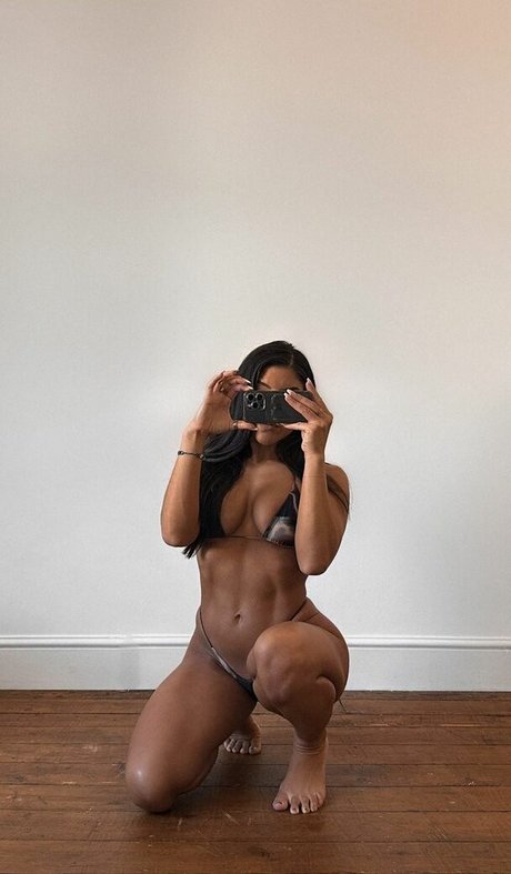 Leah Shutkever nude model pics