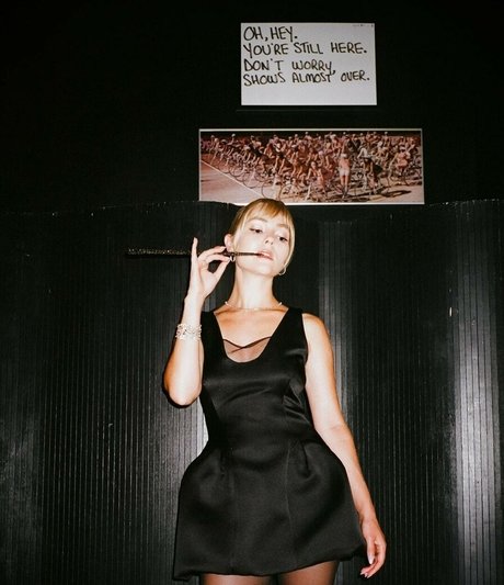 AnnaSophia Robb art model gallery