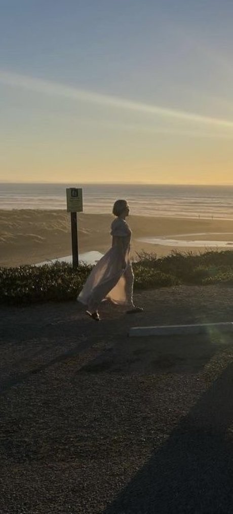 AnnaSophia Robb nudes actress galleries